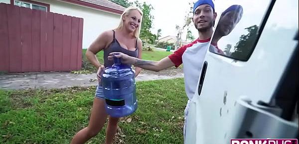  Paris Knight Busty Blonde Took The Helping Hand